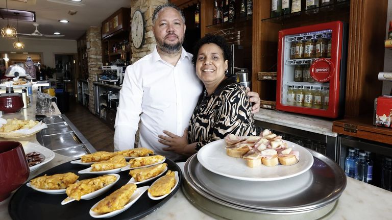 Eliceo Fern�ndez y Vivian Guzm�n en Asador Os Castelos, en Covas (Viveiro), que abri� esta semana