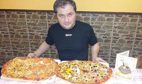 Gonzalo Garc�a, Tito, con la pizza para 6 u 8 personas