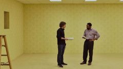 El director Kane Parsons conversa con el actor Chiwetel Ejiofor durante el rodaje de �Backrooms�.