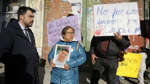 El abogado de la familia de Yoel Quispe, Adri�n Borrajo, con la madre del joven, Matriza