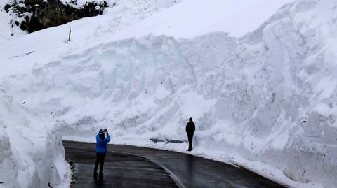 La carretera del puerto asturiano de San Isidro bajo la nieve