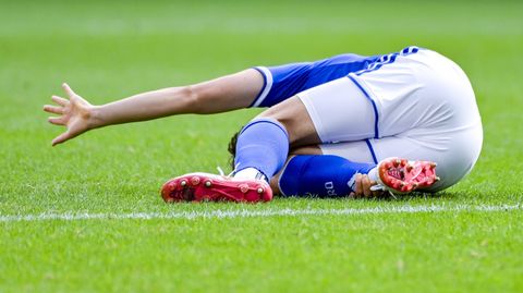 Un jugador del Real Oviedo se duele en el suelo durante el partido ante el Legan�s