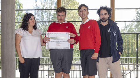 Nicols  Ron, tcnico de Reserva de la Biosfera, entreg el premio al mejor cuaderno de campo de la categora de educacin especial al Aula Azul del CPR Placeres (Pontevedra)