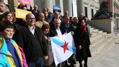 N�stor Rego, aferrado a la bandera gallega, rodeado de simpatizantes del Bloque ante la puerta del Congreso