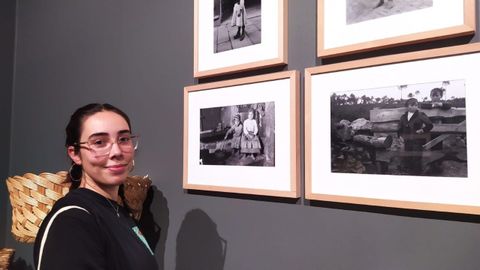 Claudia Prez junto a la fotografa de su bisabuela