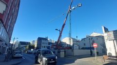 El montaje de la gr�a, ayer por la tarde, para comenzar las obras del residencial en Ribadeo