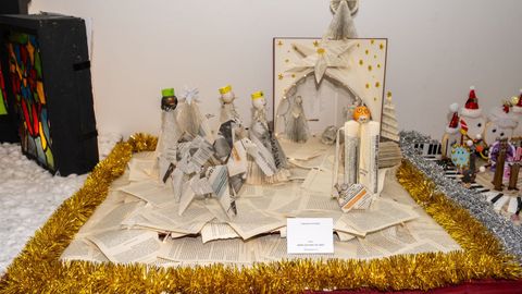 Un ejemplo de nacimiento hecho con hojas de libros