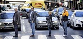 Manuel Gonz�lez, David Llorente, Mercedes Fern�ndez y Maxi Cid, en un paso de peatones en la avenida de la Habana de Ourense.