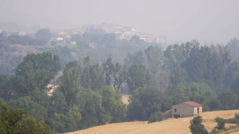 El humo cubre las inmediaciones de Artesa de Segre, en L�rida