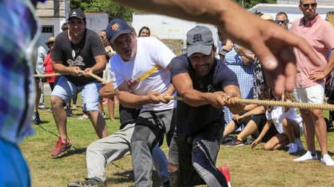 El campeonato de tiro de cuerda por parroquias es la otra gran convocatoria del ltimo da de las fiestas de Escairn