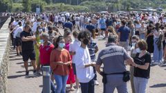 Colas de j�venes en el acceso al centro de vacunaci�n de la Cidade da Cultura de Santiago