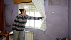 D�bora, mostrando las humedades que tiene su casa, donde aunque hay calefacci�n ella y su pareja no la pueden encender porque no les alcanzan los recursos para pagarla. 