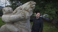 Camilo Seira junto a la obra instalada en la carballeira de Francos d�as antes de la popular feria caballar de Teo. El artista de Rois cuenta que se encuentra trabajando ya en otro proyecto escult�rico, una pieza religiosa de piedra de tres metros que coronar� un outeiro. 