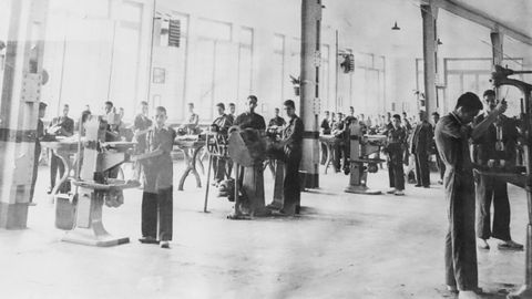 Alumnos en una de las clases prcticas de la escuela de oficiales de la fbrica de armas de La Vega