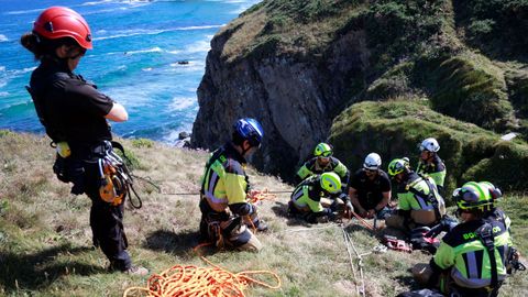 Los bomberos del SPEIS de Nar�n, en la formaci�n de rescate vertical por los acantilados de Pena Lopesa