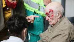 Un hombre con una herida en la cabeza tras los altercados generados por el enfrentamiento entre una concentraci�n para apoyar a las v�ctimas de ETA y otra convocada por Sare Antifascista en Arrasate (Mondrag�n), Guip�zcoa. 