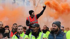 Un grupo de manifestantes protestan por las calles de Marsella 