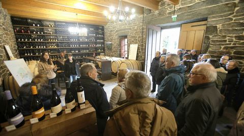 Los suscriptores, en la zona de recepci�n de la bodega