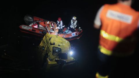 Los bomberos tuvieron que usar una lancha para rescatar el cuerpo del camionero, atrapado en la cabina dentro del agua