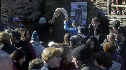 El pisado de las castaas consiste en sacudirlas contra un tronco metidas en un saco para sacarles la cscara 