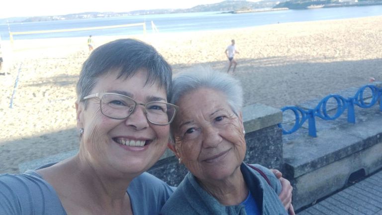 Cruz Paz con su madre en Oleiros.
