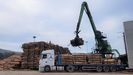 Camiones descargando madera en Ence Navia: cada d�a entran en la factor�a unos 300