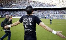 Germ�n Lux festeja el ascenso con una camiseta en recuerdo de su hermano Sebasti�n. 