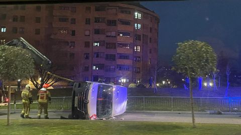 Bomberos se aproximan a la furgoneta implicada en un accidente de tr�fico en la ronda sur de Oviedo.