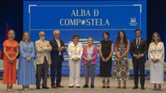 Foto de familia dos homenaxeados, a ambos lados da alcaldesa, con Goretti Sanmart�n e os representantes dos grupos municipais.