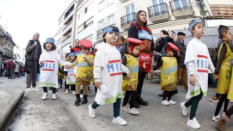 Los nios del Jaime Balmes disfrazados de contedores de reciclaje. VOZ NATURA