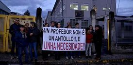 Como anteayer, madres y padres del Vilar Ponte se concentraron ayer, a primera hora de la ma�ana, a las puertas del instituto, repitiendo su demanda de otro docente. 