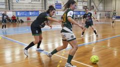 Lara Daz protege la pelota en un partido contra el Bembrive.