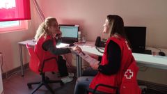Mar�a Sol Qui�oa, voluntaria, y Mar�a Rodr�guez Navarro, psic�loga, transmiten �nimo y mensajes de calma