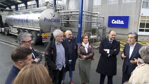 Javier Bret�n, a la derecha, con parte de la corporaci�n municipal de Pontedeume, en diciembre pasado