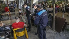 Imagen de la reapertura de la hosteler�a este fin de semana. Agentes controlan los aforos y las medidas de seguridad en Santiago