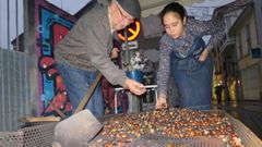 Magosto en el exterior de la plaza de abastos en una edici�n anterior del Mercado de Outono