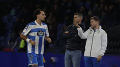 Antonio Hidalgo recibe instrucciones de su segundo entrenador durante el encuentro ante el Mallorca