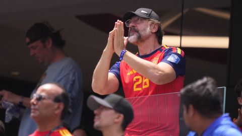 Javier Bardem, con la camiseta que le regal� Borja Iglesias