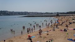 La playa de Oza, en A Coru�a, alcanz� ayer lso 24 grados en el mar
