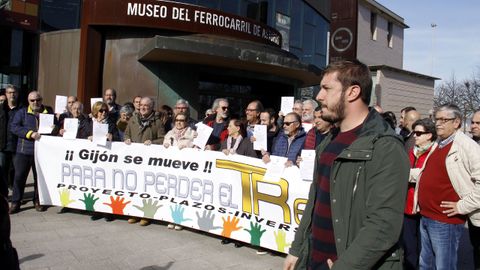 Concentracin de la Plataforma por el Plan de Vas de Gijn frente al Museo del Ferrocarril