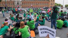 Profesores interinos se manifiestan en Sevilla en defensa de la estabilidad de los veinte mil empleos de este colectivo