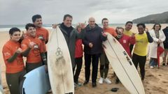 Jos� Ram�n G�mez Besteiro y Alberto Gonz�lez, alcalde de Valdovi�o, en la playa de A Frouxeira