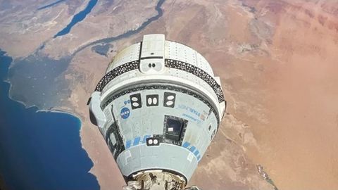 La nave Starliner, acoplada a la Estacin Espacial Internacional, con el delta del Nilo al fondo.