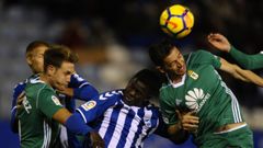 Manu Apeh Rocha Carlos Hernandez Real Oviedo Lorca Horizontal.Carlos Hernandez y Rocha pugnan por un balon aereo con Manu Apeh