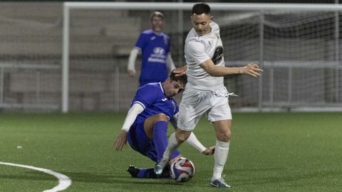 V�a, del Soneira, intenta regatear a un rival del Muros.