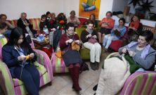 <span lang= es-es >Una iniciativa en la que calceta Paula, de solo seis a�os, y Gloria, de 88</span>. Los mi�rcoles, alrededor de cuarenta mujeres se re�nen para tejer prendas para enviar no tanto a los refugiados sino a quienes est�n atrapados en Siria y pasan fr�o. La iniciativa solidaria no conoce de edad: la tejedora m�s joven, Paula, tiene seis a�os. Y la mayor, Gloria, peina los 88 y cose desde su residencia. 