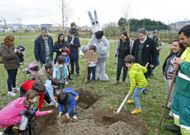 El alcalde y Anxos Riveiro fueron con los ni�os a la Illa do Covo a enterrar una caja con deseos. 