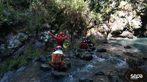 El rescate, en el barranco de El Valleg�n, en Amieva