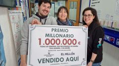 Amparo Bocelo, propietaria del negocio, con su hijo y su nuera y el cartel del premio millonario
