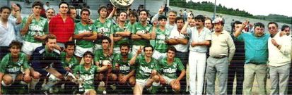O equipo, directivos e afeccionados do Coristanco celebrando o t�tulo de campi�n de Copa 1987-1988 no campo de Camari�as. 
